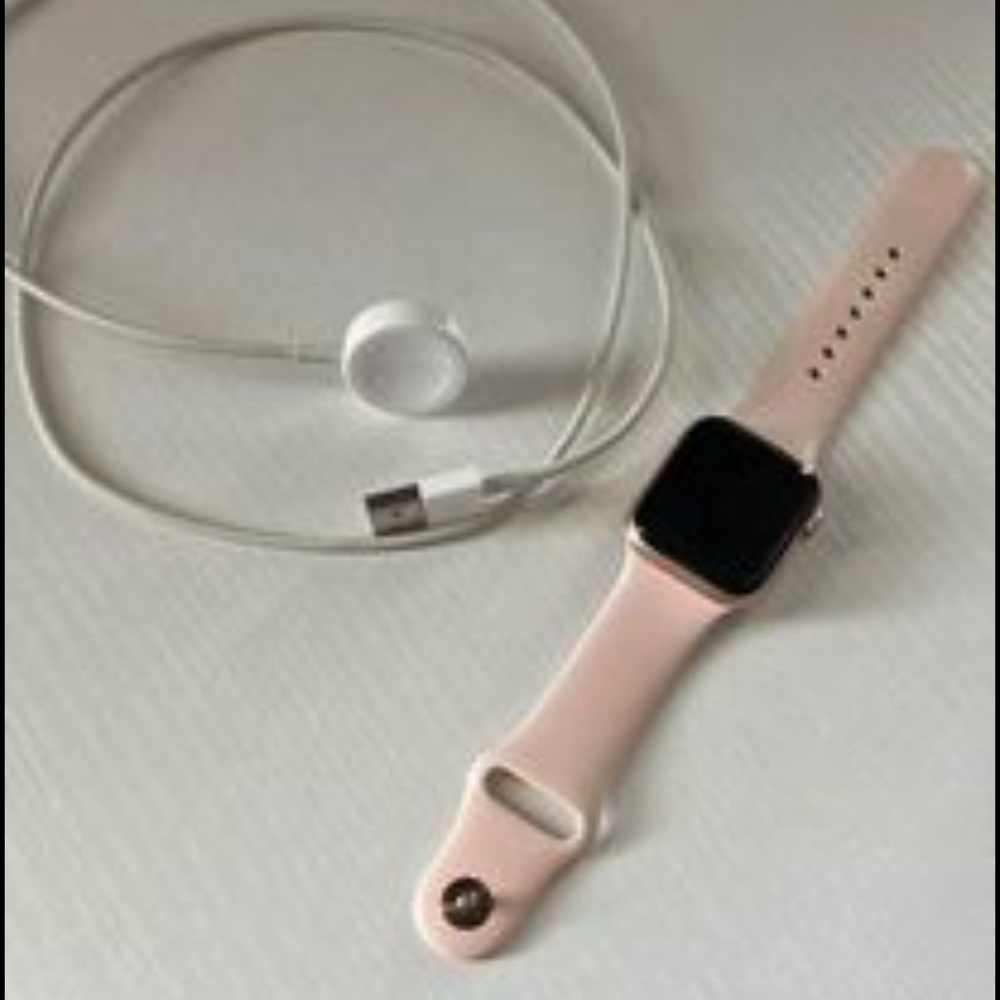 Apple Watch Series 4 GPS & Cellular 40 MM (CHARGER INCLUDED)